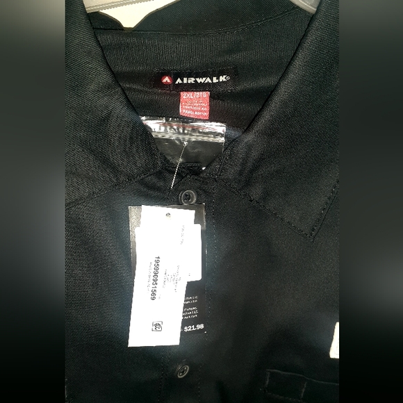 Men's Size  2x Airwalk Black Button down short sleeve shirt. Nwt - Picture 2 of 2